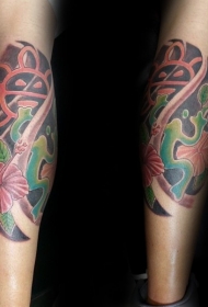 手臂椭圆形彩色花和太阳纹身图案