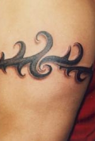 部落手链与波浪肩部纹身图片