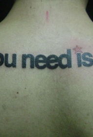 背部简单的黑色英文字母纹身图案