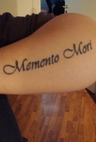 手臂黑色拉丁文纹身图案