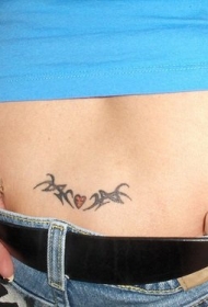 腰部红色心形装饰纹身图案