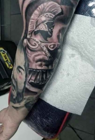 手臂古代风格的彩色战士雕像纹身图案