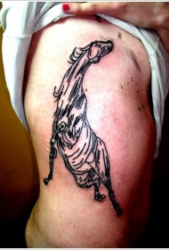 侧肋简单的黑色线条马纹身图案