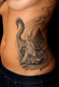 腰部黑灰墨水天鹅纹身图案