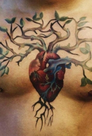胸部彩色的成长树和心脏纹身图案