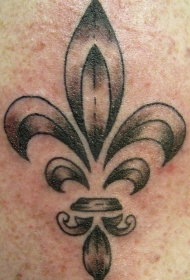 肩部棕色简约的鸢尾符号纹身图案