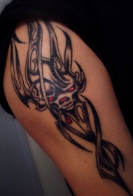 手臂设计的红眼怪物纹身图案