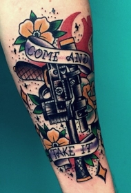 手臂老式的彩色手枪与花朵纹身图案