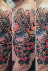 肩部彩色飞机和花朵纹身图案