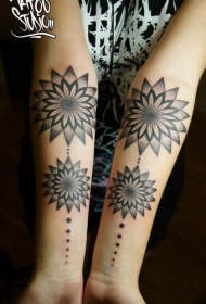 点刺风格手臂黑灰大花纹身图案