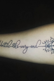 手臂漂亮的英文字母几何藤蔓纹身图案