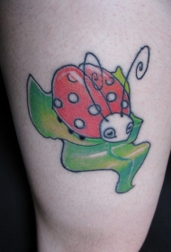 绿叶和瓢虫彩色纹身图案