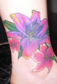 脚裸彩色百合花纹身图案