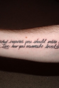 手臂上简单的两条字母纹身图案