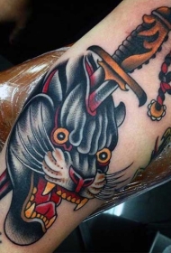 小臂old school黑豹带血的匕首纹身图案