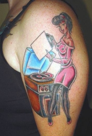 肩部彩色漂亮的女孩纹身图案