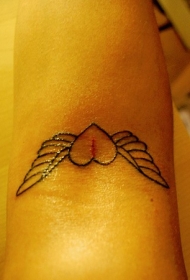 手臂简约带翅膀的爱心纹身图案