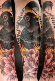 腿部老派风格的彩色神秘乌鸦纹身图片