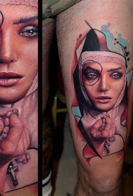 写实逼真的彩色护士肖像与十字架纹身图案