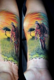手臂西方风格的男子与日期纹身图案