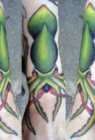 手腕非常漂亮的彩色小鱿鱼纹身图案