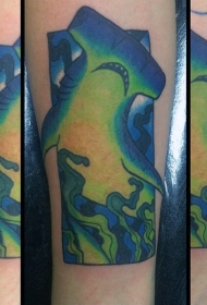 手臂插画风格彩色卡通锤头鲨纹身图案