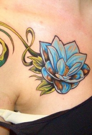 胸部蓝色莲花藤蔓纹身图案