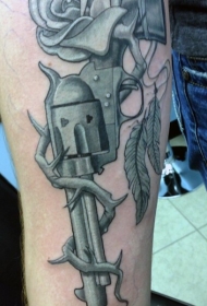 手臂现实主义风格的手枪与玫瑰花纹身