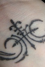 手腕黑色简约的鸢尾符号纹身图片