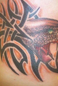 背部部落图腾与愤怒的红蛇纹身图案