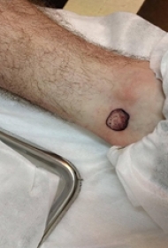 男生脚踝上彩绘技巧几何元素土豆纹身图片