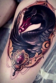 大腿黑天鹅和珠宝纹身图案