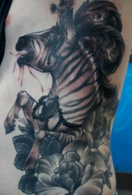 腰侧黑白色的花朵和斑马纹身图片