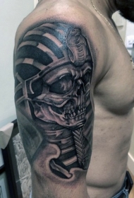 手臂黑白令人毛骨悚然的埃及骷髅纹身图案