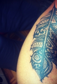 巨大的黑白色部落羽毛纹身图案