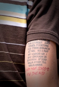 手臂英文字母文章纹身图案