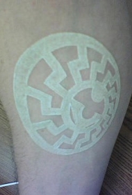 腿部带圆形标志的白色墨水纹身