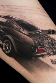 精彩的黑色轿车和钱纹身图案
