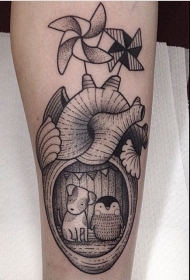 小臂可爱的心脏与狗狗企鹅纹身图案