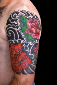 大臂丰富多彩的牡丹花和黑色背景纹身图案