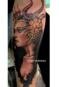 可爱的彩色邪恶女巫与漂亮耳环纹身图案