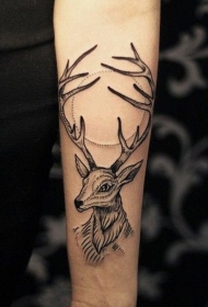 手臂黑色线条点刺小鹿纹身图案
