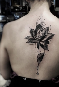old school背部黑色点刺莲花纹身图案