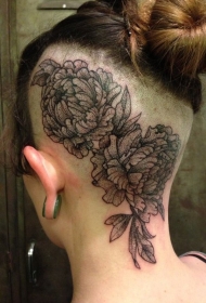 头部黑色点刺大花朵纹身图案