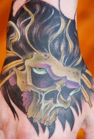 手背彩色人类颅骨形状的面具纹身