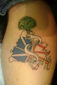 腿部彩色白色的蛇和旗帜纹身图案