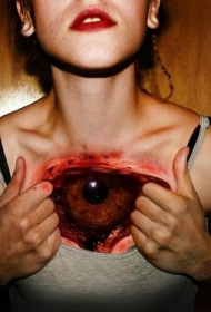 写实逼真的可怕红眼睛纹身图案