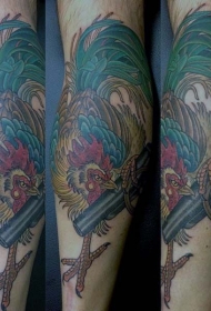 五彩绚烂的公鸡与子弹手臂纹身图案