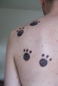 背部黑色动物爪印纹身图案