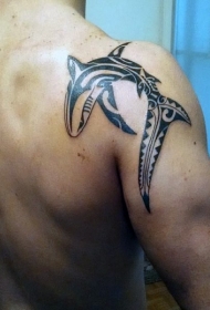 华丽的黑色图腾鲨鱼肩部纹身图案